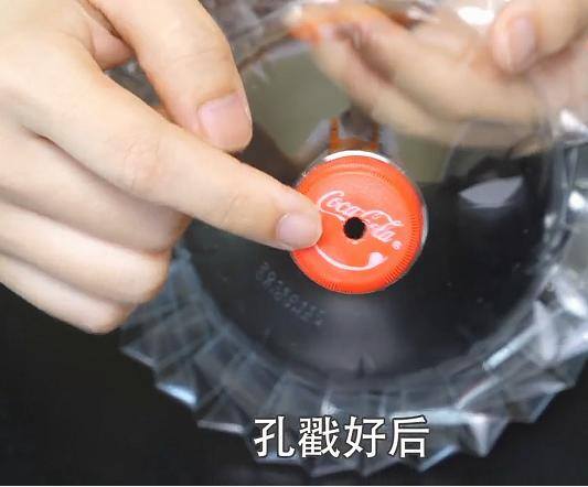废旧矿泉水瓶手工制作（用大号塑料瓶制作一个能够自动浇花的小花盆，省去给花浇水的烦恼）