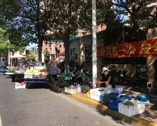 在小区门口做什么生意比较适合（“马路菜场”消失了，整洁有序的环境又回来了）