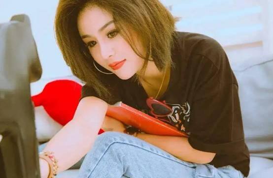 抖音那么多人唱歌有赚钱的吗（她是全网最受欢迎的歌手，一首歌从大排档到千万网红）