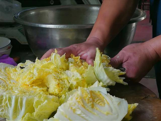 10元店投资多少钱（大锅菜加烙饼，这个搭配相当有特色）