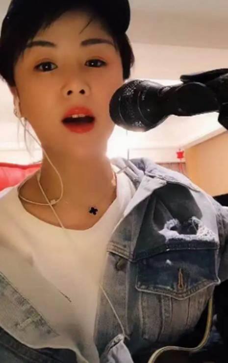 抖音那么多人唱歌有赚钱的吗（她是全网最受欢迎的歌手，一首歌从大排档到千万网红）