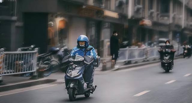 北京外卖员一个月大概能赚多少钱（上海外卖小哥月收入40万，网友：堪比富豪外卖员）