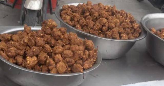 开家小吃店赚钱养娃[美食]（山东大叔摆摊卖鸡屁股，10年销售额上百亿）