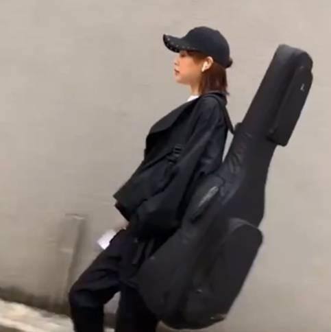 抖音那么多人唱歌有赚钱的吗（她是全网最受欢迎的歌手，一首歌从大排档到千万网红）