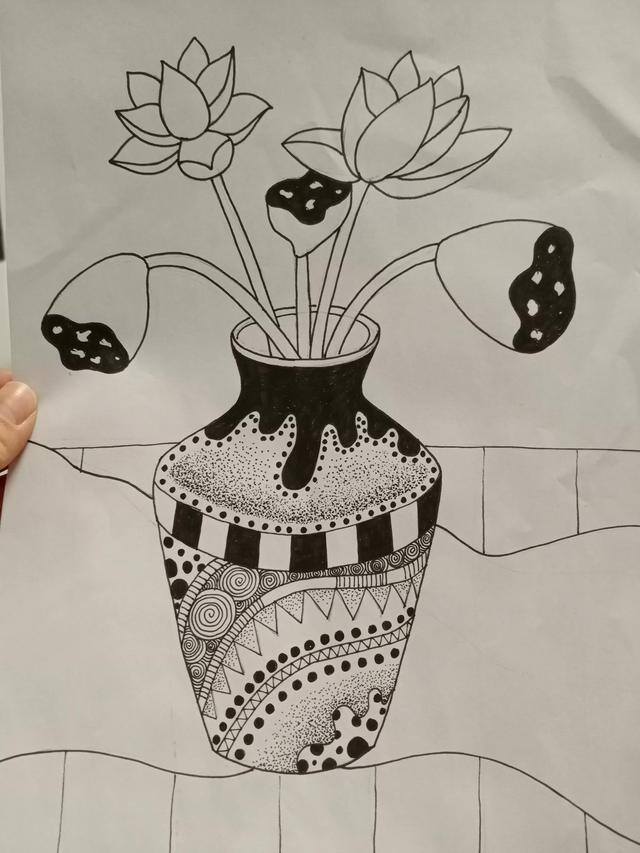 莲花怎么画简单又好看（黑白线描画《花瓶和花》）