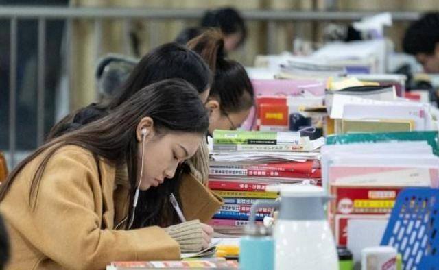 大专文凭出来能干嘛（大学生在大学毕业生中有什么前途？）