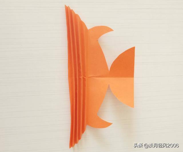 简单手工制作小视频（幼儿园手工作业，用最普通的卡纸做一个小鱼）