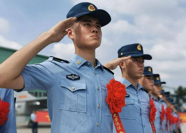 12年兵回来一共能拿多少钱（军人的工资待遇怎么样）