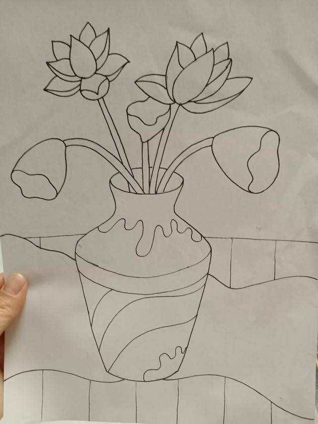 莲花怎么画简单又好看（黑白线描画《花瓶和花》）