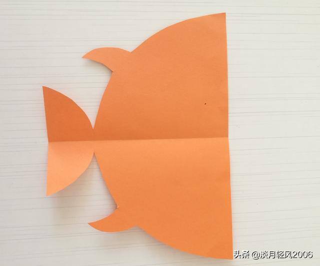 简单手工制作小视频（幼儿园手工作业，用最普通的卡纸做一个小鱼）