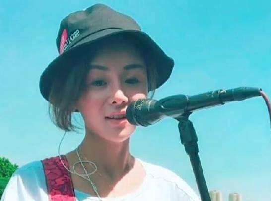 抖音那么多人唱歌有赚钱的吗（她是全网最受欢迎的歌手，一首歌从大排档到千万网红）