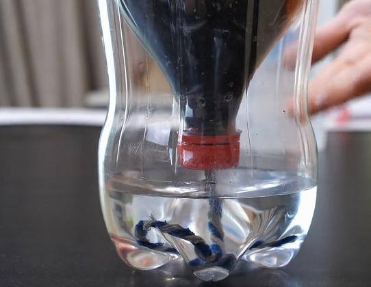 废旧矿泉水瓶手工制作（用大号塑料瓶制作一个能够自动浇花的小花盆，省去给花浇水的烦恼）