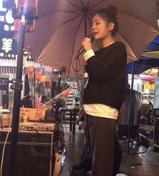 抖音那么多人唱歌有赚钱的吗（她是全网最受欢迎的歌手，一首歌从大排档到千万网红）