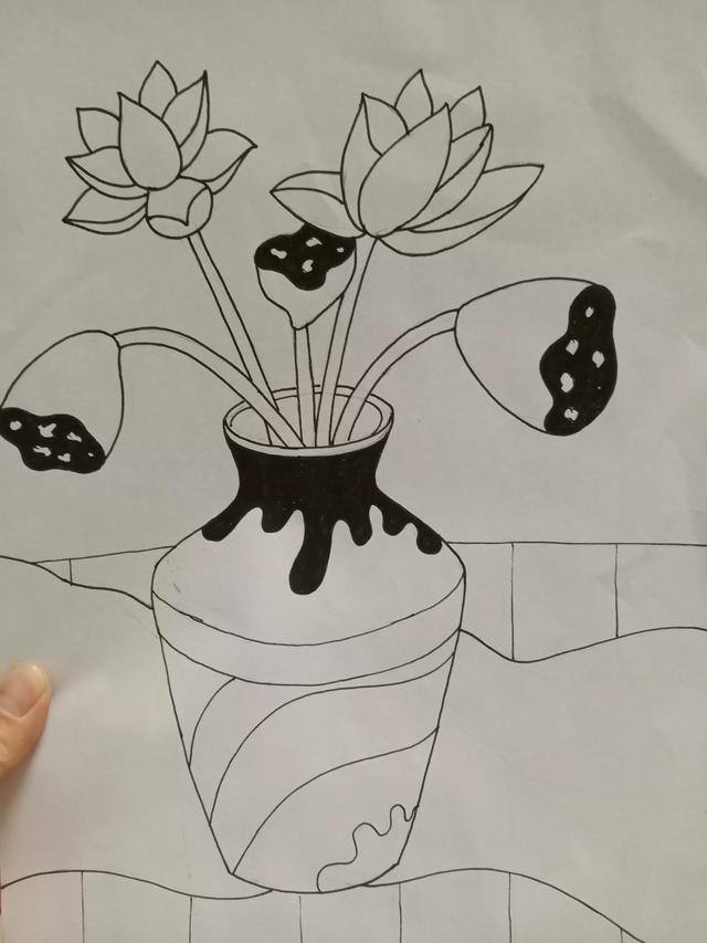 莲花怎么画简单又好看（黑白线描画《花瓶和花》）