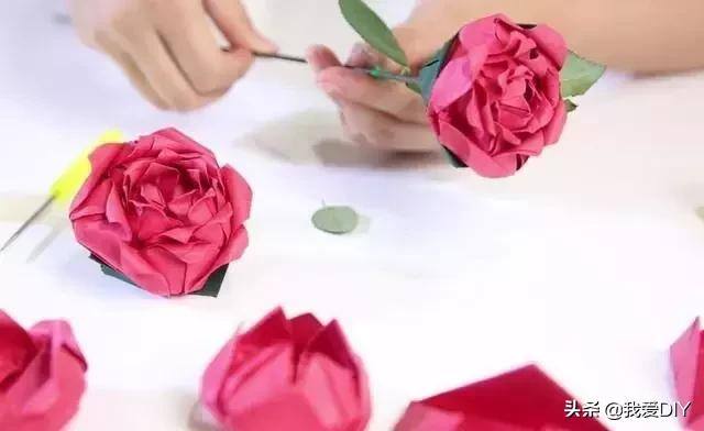 用纸做手工制作大全（爱梦幻的女孩儿，都会喜欢玫瑰花，教你如何去折纸一朵漂亮的玫瑰）