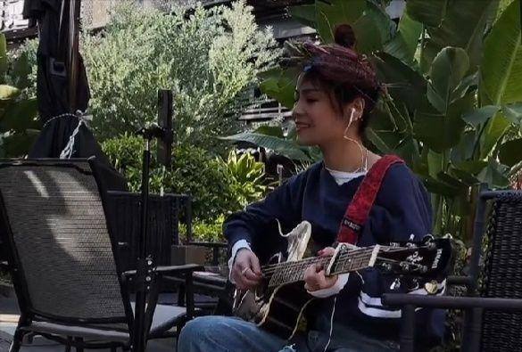 抖音那么多人唱歌有赚钱的吗（她是全网最受欢迎的歌手，一首歌从大排档到千万网红）