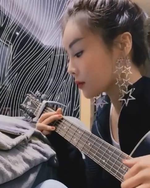抖音那么多人唱歌有赚钱的吗（她是全网最受欢迎的歌手，一首歌从大排档到千万网红）