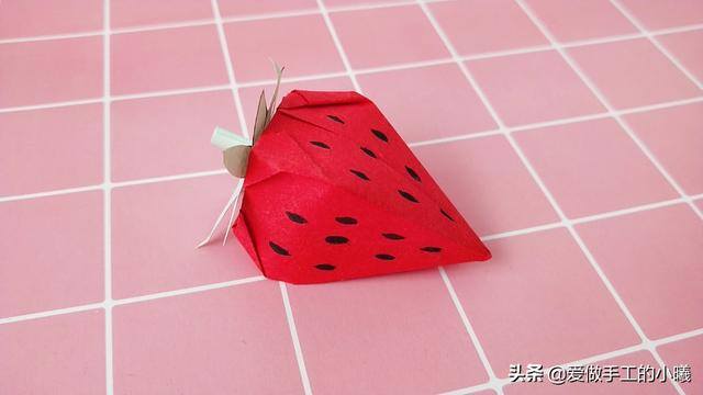 怎么做小手工（简单又好看的草莓折纸教程）