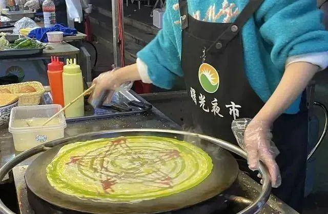 摆地摊卖什么利润大（月入2万，3万，煎饼果子生意如何？）