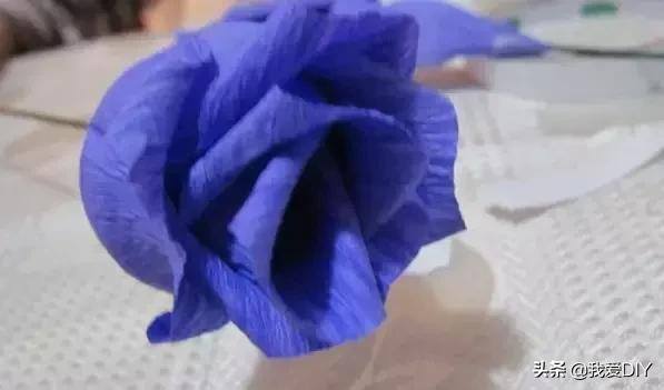 用纸做手工制作大全（爱梦幻的女孩儿，都会喜欢玫瑰花，教你如何去折纸一朵漂亮的玫瑰）
