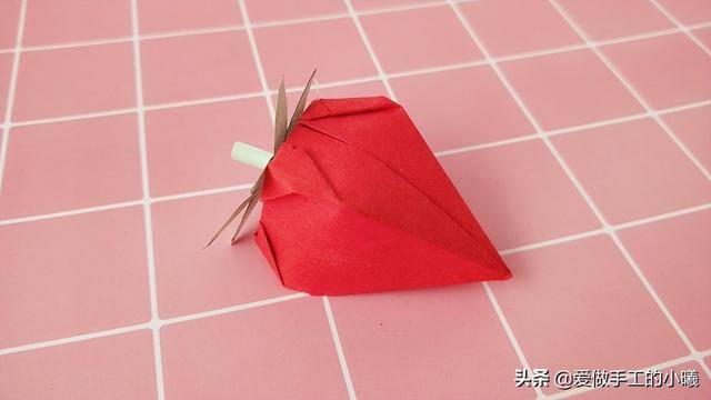 怎么做小手工（简单又好看的草莓折纸教程）