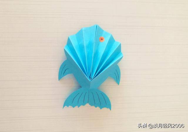简单手工制作小视频（幼儿园手工作业，用最普通的卡纸做一个小鱼）