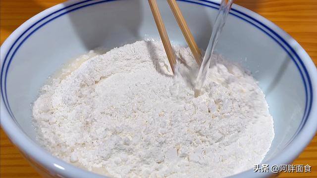 自己在家摊煎饼的做法（摊煎饼好吃，但又简单的摊煎饼好做法）