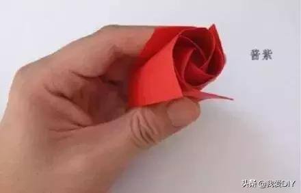 用纸做手工制作大全（爱梦幻的女孩儿，都会喜欢玫瑰花，教你如何去折纸一朵漂亮的玫瑰）