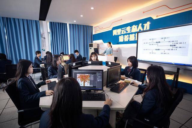 年轻人做什么行业比较好（新时代，新技能，新人生，石家庄新华电脑学校）