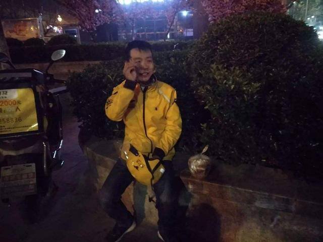 北京外卖员一个月大概能赚多少钱（上海外卖小哥月收入40万，网友：堪比富豪外卖员）