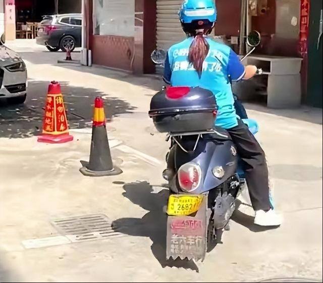 女生送外卖一个月能赚多少（18岁女孩兼职送外卖，一天赚100多元，）