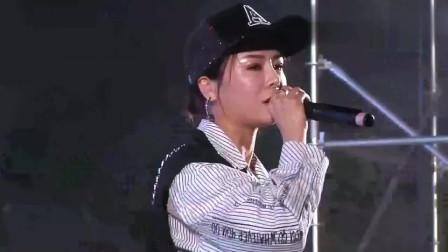 抖音那么多人唱歌有赚钱的吗（她是全网最受欢迎的歌手，一首歌从大排档到千万网红）