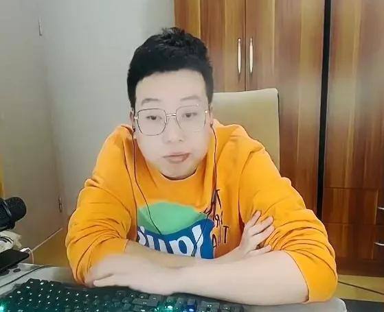 菲儿直播一天能赚多少钱（阿哲一年收入没少赔钱！官宣恋情曝光婚纱照）