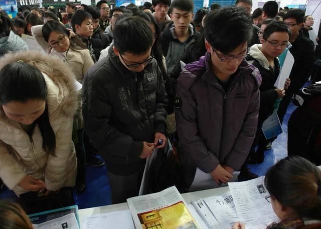 在上海做什么行业最挣钱（上海经济学硕士拒绝回国做电工，原因很真实）