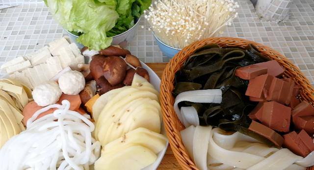麻辣烫怎么做好吃（家常版麻辣烫，不论荤素煮什么都好吃，且经济实惠又美味）