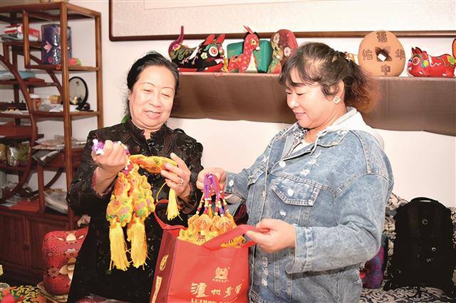 找手工活做可以拿回家的最近的（温永华：精致多样的“六合枕”）