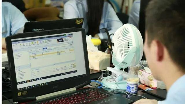 三十岁的女人学什么技术好（程序员30多岁是道坎，30多岁学写程序太晚了？）