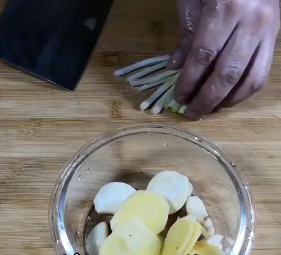 在家养泥鳅应该喂什么（泥鳅这样做太好吃了：鲜香无腥味，营养又简单）