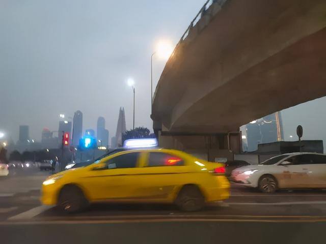 开出租车一个月可以挣多少钱（在重庆当出租车司机是怎样的体验？）