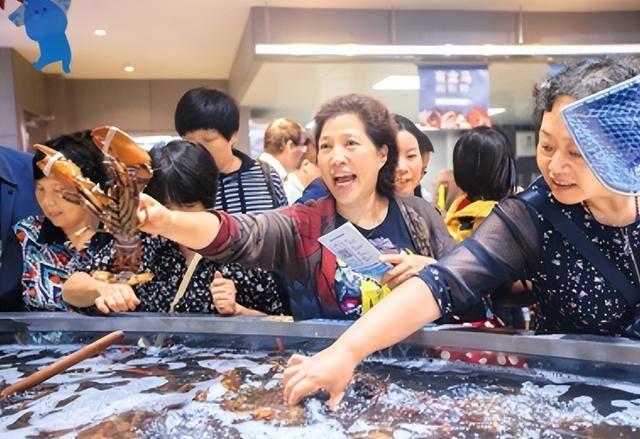 现在开什么店最赚钱（顾客进店就送20斤鸡蛋，短短一年赚了96万）