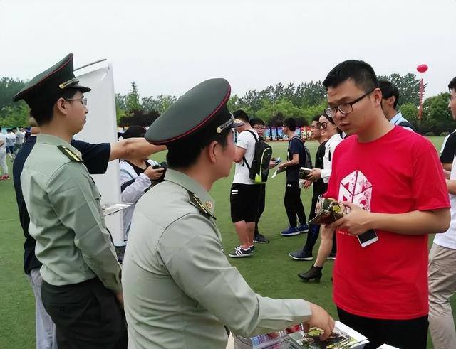 十年兵退伍能拿多少钱（兵役12年退伍，50万现金不香吗？）