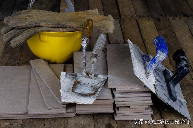 搬一块砖能赚多少钱（一箱地板砖需要96斤重，十箱地板砖就是960斤）