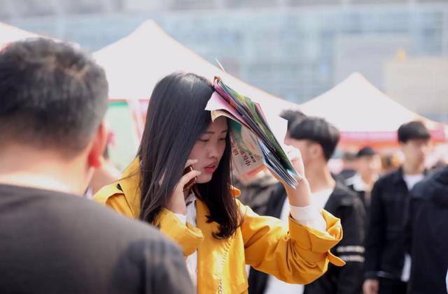 女生学什么专业挣钱多又轻松（女生“不重视”这四个专业，随便找一份工作，就业率很高）
