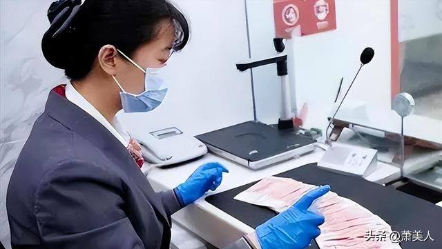 满脑子只想挣钱的女人（赌场小白，手上有点钱的人很容易被人盯上）