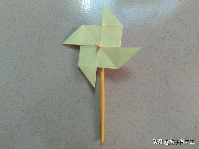 风车怎么做手工（折纸风车的两种折法，都非常简单，学会了给宝宝做一个风车玩吧）