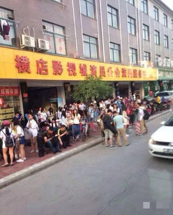 跑龙套一天能挣多少钱（演员跑龙套，网友：连叫花子都比这强！）