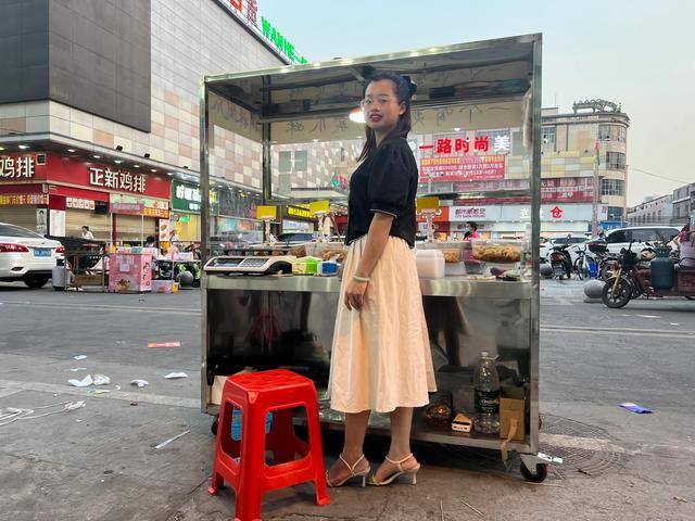 2022摆摊卖鸡爪真的能赚钱吗（99年小姑娘摆摊卖鸡爪月入过万）