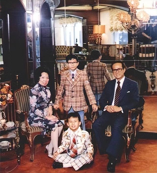 买房囤地发家致富（李嘉诚又双叒叕成首富了）