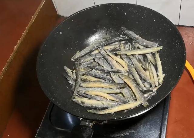在家养泥鳅应该喂什么（泥鳅这样做太好吃了：鲜香无腥味，营养又简单）