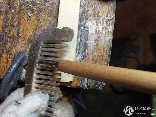 生日礼物怎么做手工（送妹纸特别的生日礼物：用刻刀工梳齿手工打造）